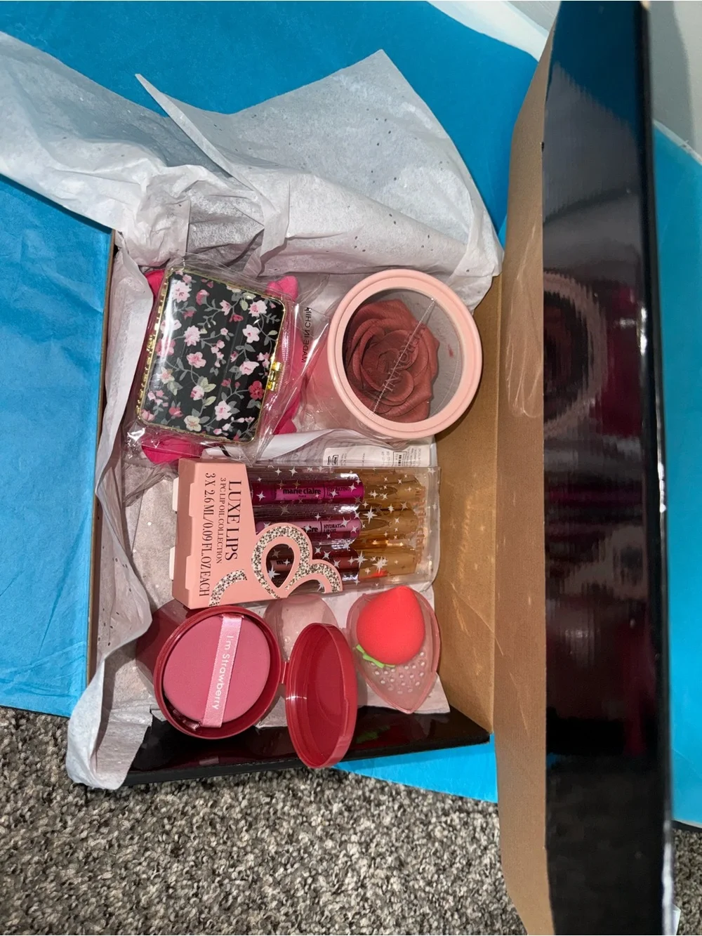 Makeup Beauty Sponge Set and Lip Gloss Kit - Pink/Strawberry large gift box